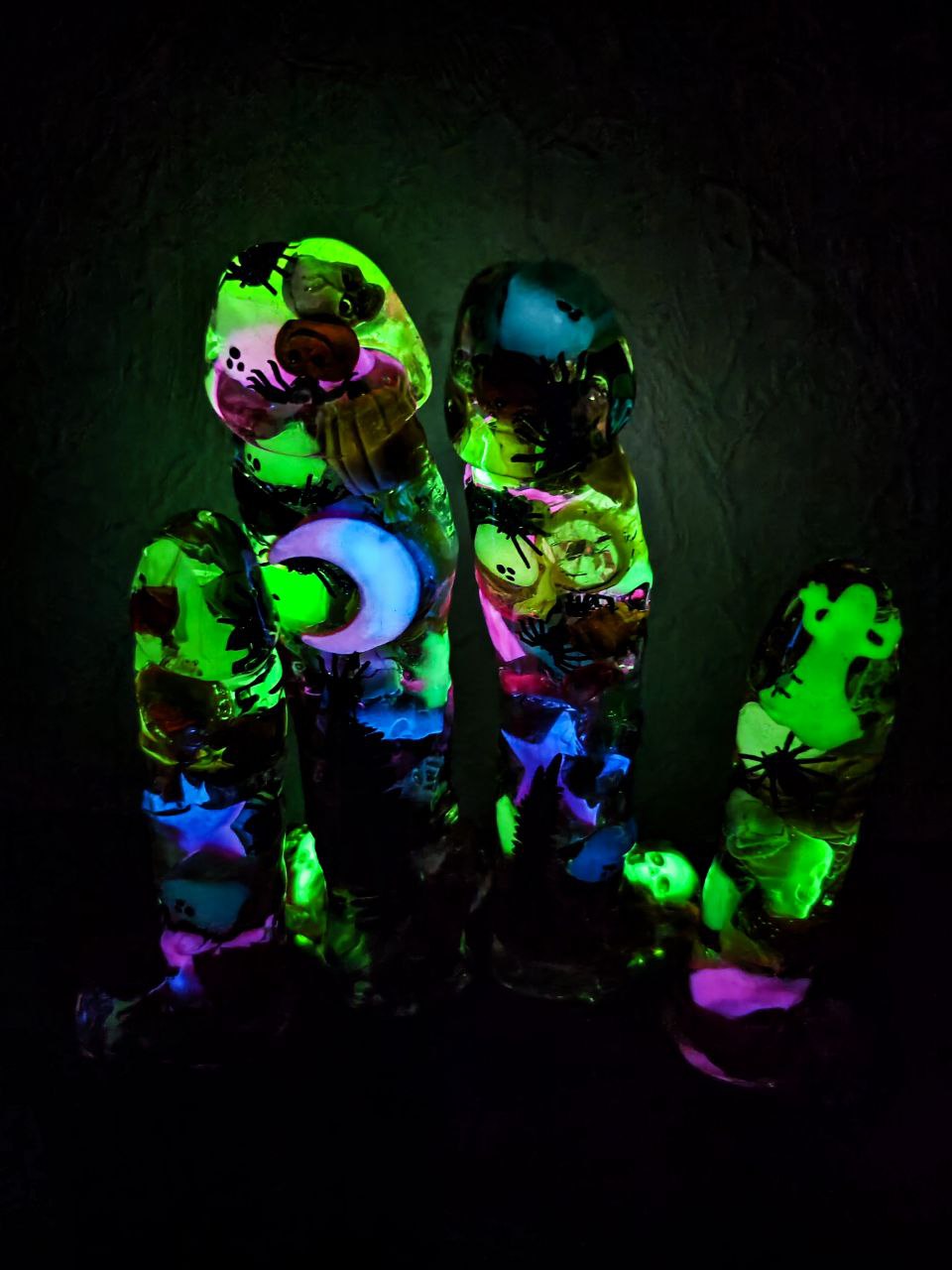 “Halloween Glow Resin Sculpture – Candy, Skulls & Spooky Magic Decor” (22cm)