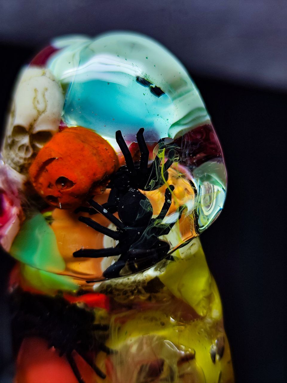 “Halloween Glow Resin Sculpture – Candy, Skulls & Spooky Magic Decor” (22cm)