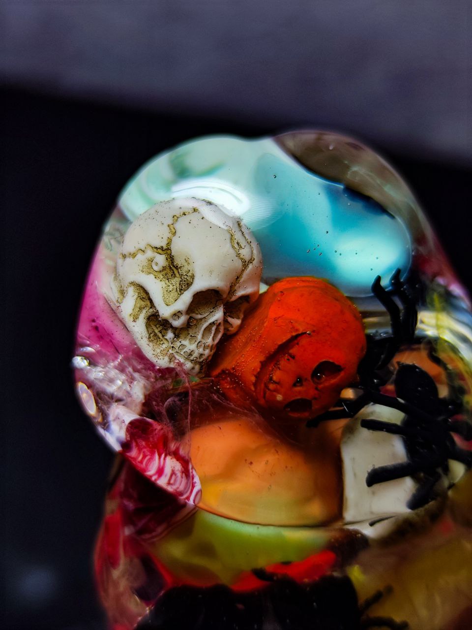 “Halloween Glow Resin Sculpture – Candy, Skulls & Spooky Magic Decor” (22cm)