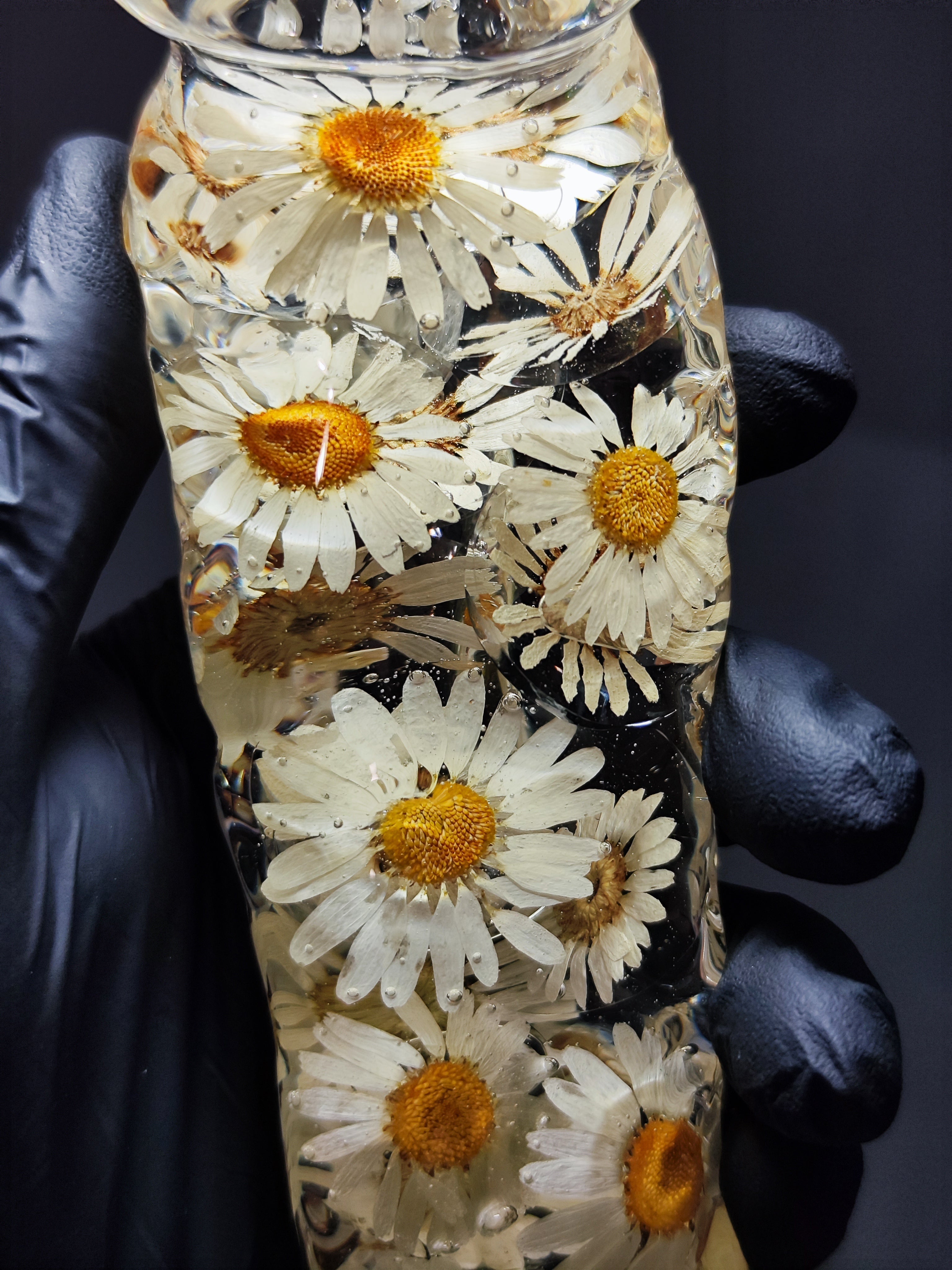 Figurine with daisies 22cm