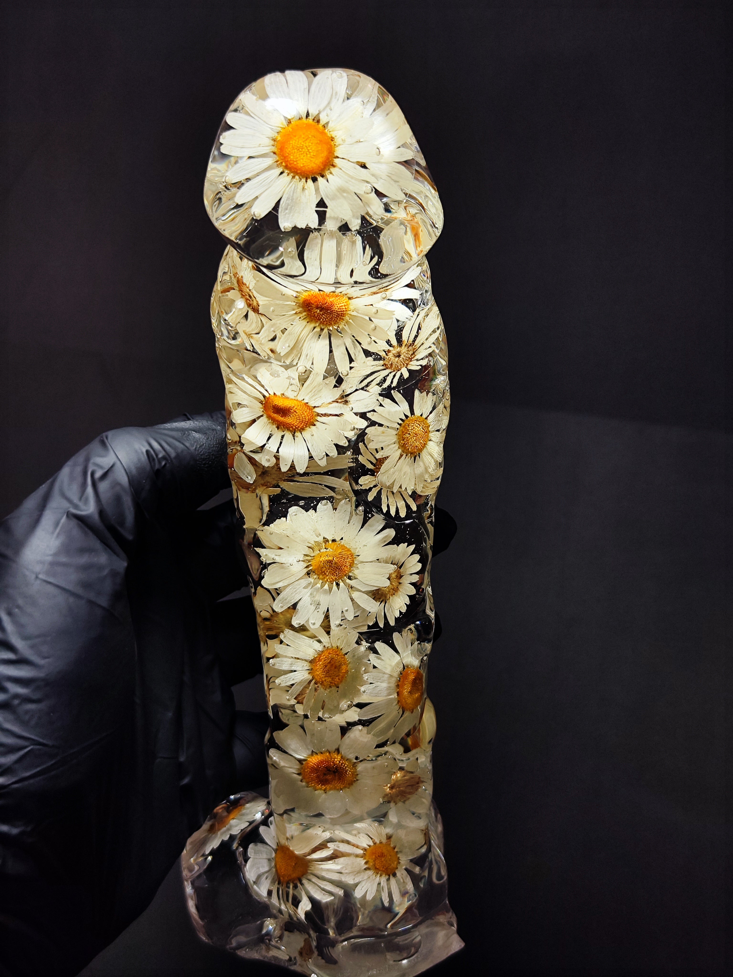Figurine with daisies 22cm