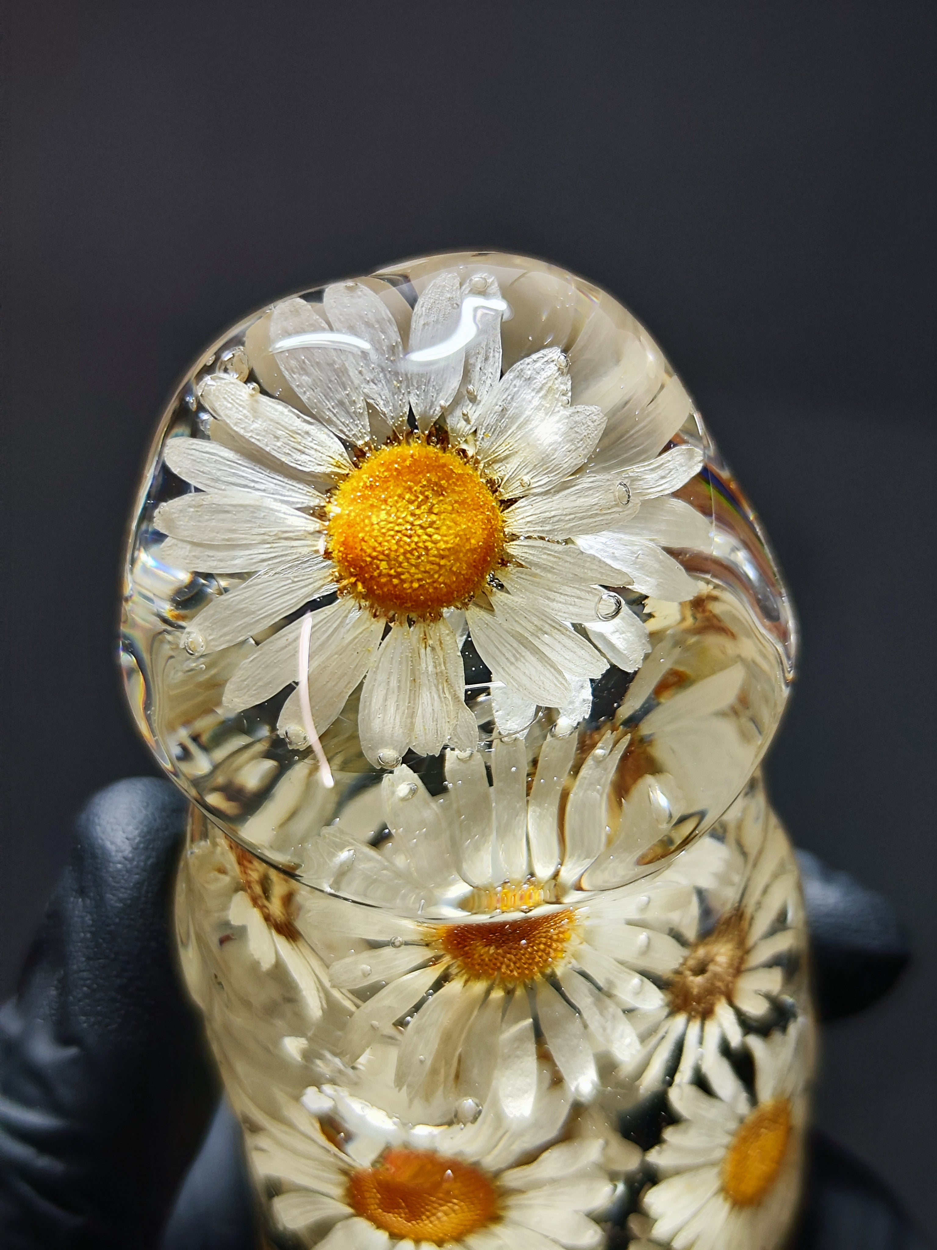 Figurine with daisies 22cm